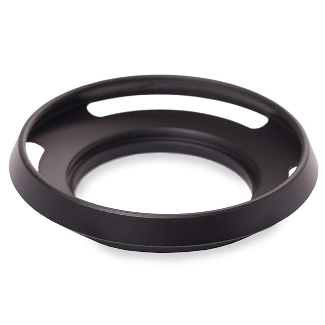 CELLONIC metal lens hood in black on a small 46 mm prime lens
